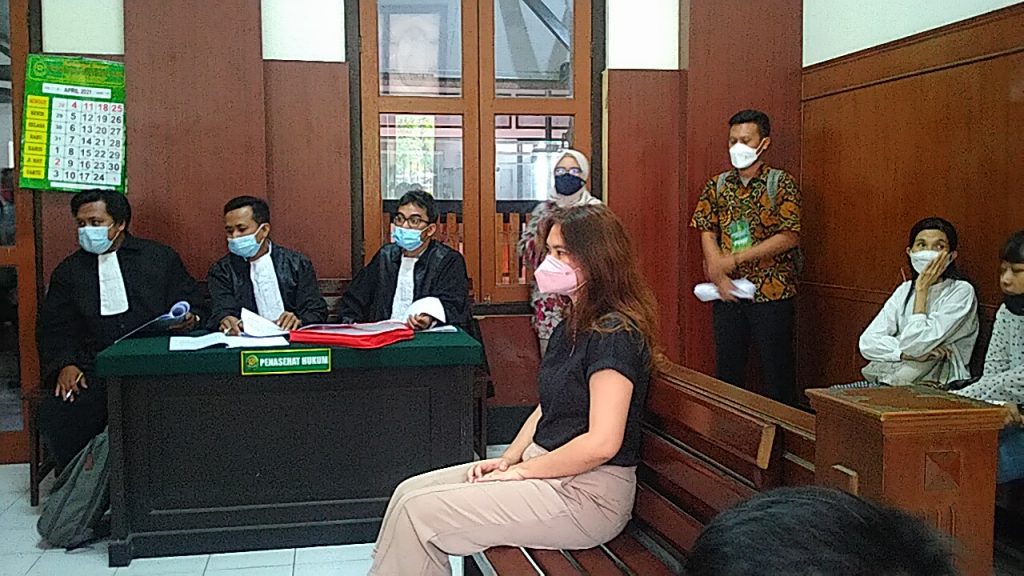Tolak Seluruh Pledoi, Jaksa Tetap Tuntut Stella Monica Penjara 12 Bulan