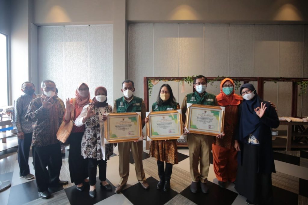 Tiga Kelurahan di Surabaya Terima Penghargaan Kelurahan Bersih dan Lestari dari Pemprov Jatim 2021