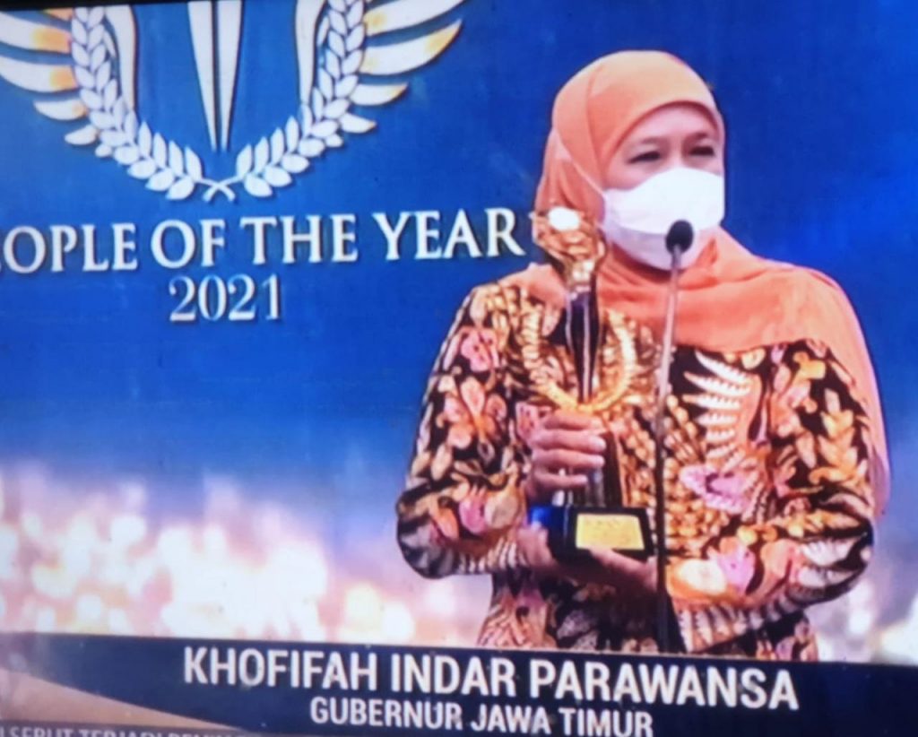 Gubernur Khofifah Raih Tiga Kategori Penghargaan Anugerah “People of The Year 2021”