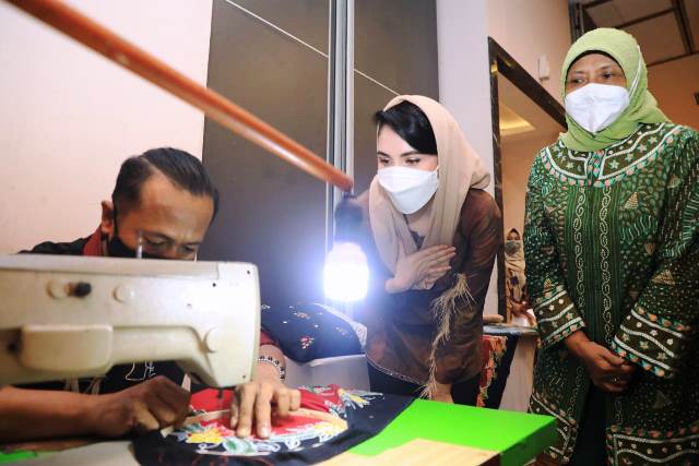 Dorong UMKM Terus Bangkit, Dekranasda Jatim Beri Pelatihan Teknik Inovasi Bordir di Atas Kain Batik