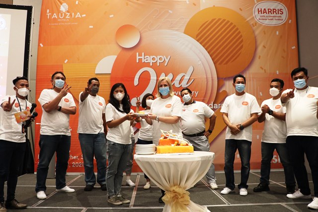 Anniversary ke-2 HARRIS Hotel Bundaran Satelit Surabaya Bagi Voucher Staycation