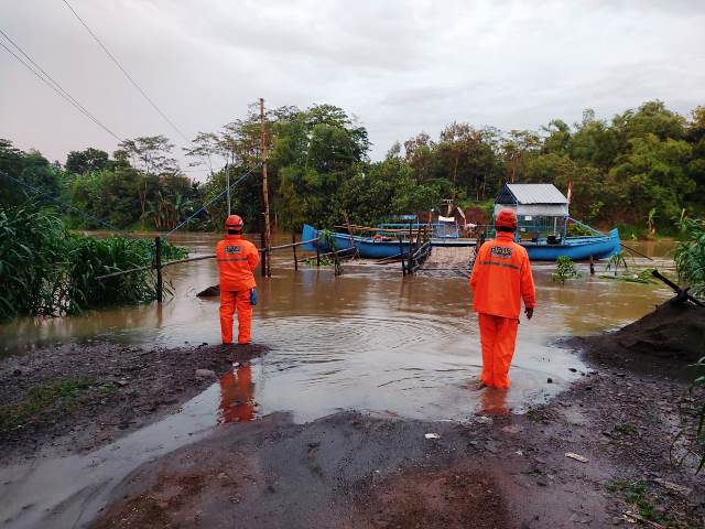 Debit Air Sungai Brantas Kelurahan Manisrenggo Sedang Tinggi, BPBD Kota Kediri Stop Penyeberangan