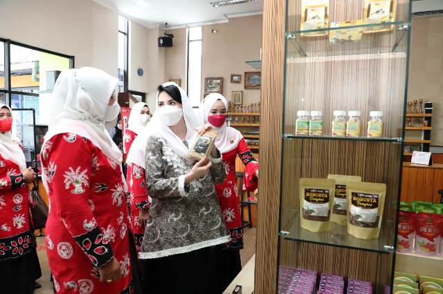 Arumi Bachsin Kenalkan Produk UMKM Jatim ke Dekranasda Palalawan Riau