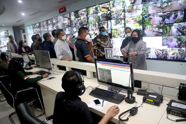 Mensos Risma Sebut Command Center 112 Surabaya jadi Percontohan Nasional
