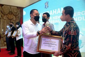 Pemkot Surabaya Beri Penghargaan Perusahaan yang Hemat Energi