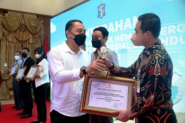 Pemkot Surabaya Beri Penghargaan Perusahaan yang Hemat Energi