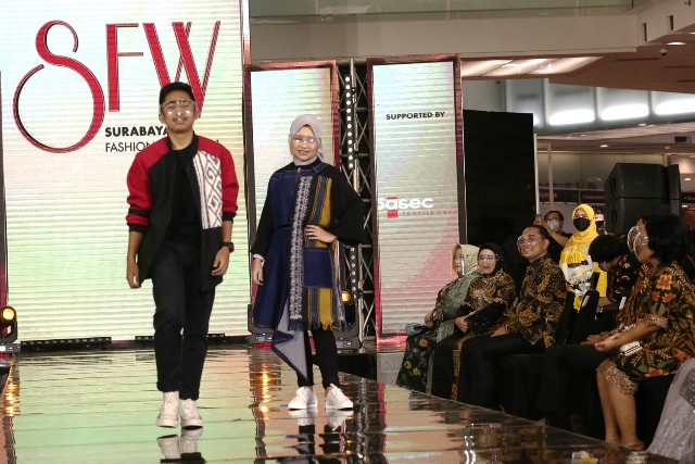 Busana Buatan UMKM Warnai Surabaya Fashion Week 2021