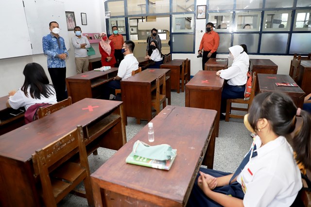 Wali Kota Eri Minta Semua Sekolah di Surabaya Gelar PTM dengan Prokes Ketat