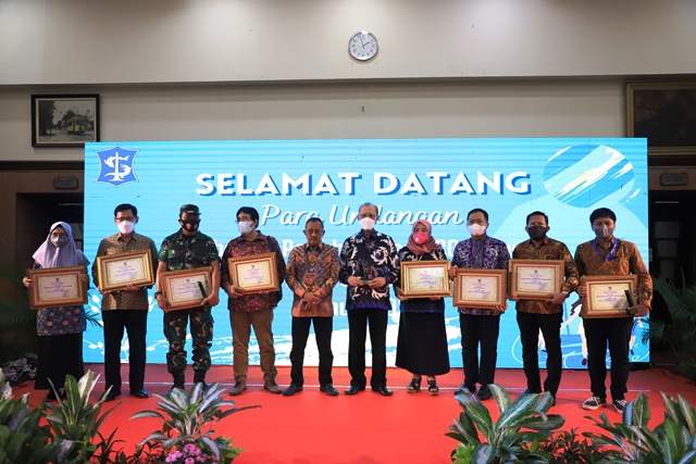 Pemkot Surabaya Beri Penghargaan 10 Kampus Terbaik yang Ramah Lingkungan