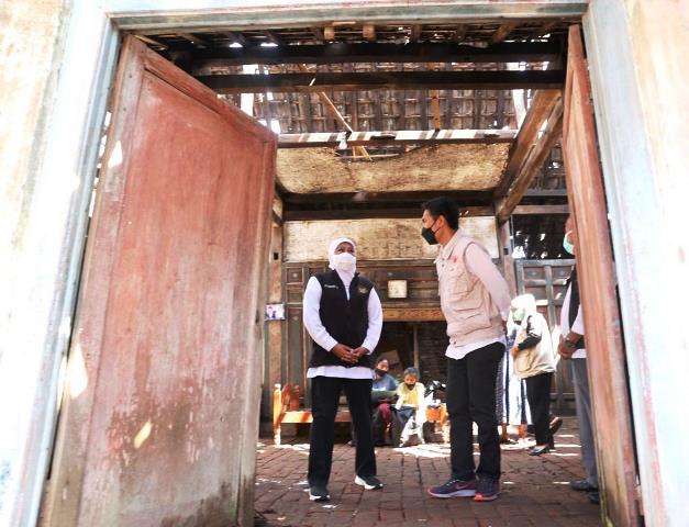 Tinjau Dampak Puting Beliung di Madiun, Gubernur Khofifah Pastikan Perbaikan Rumah Dipercepat