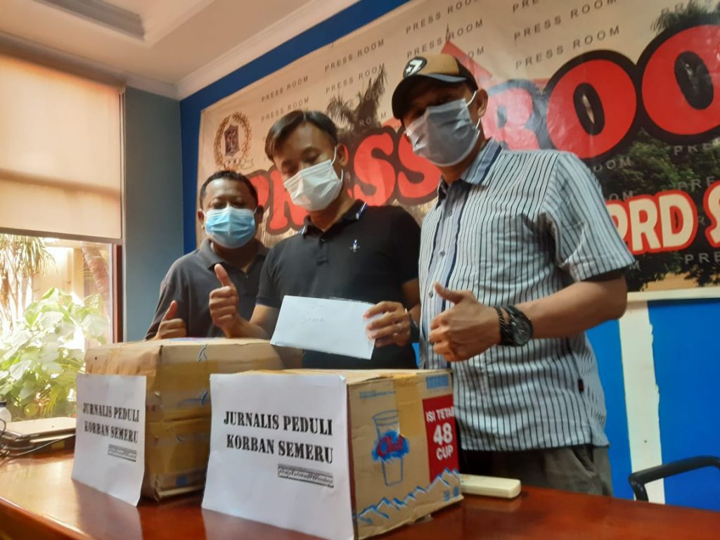 Ringankan Beban Warga Terdampak Erupsi, Jurnalis Dewan Surabaya Buka Posko Peduli Semeru