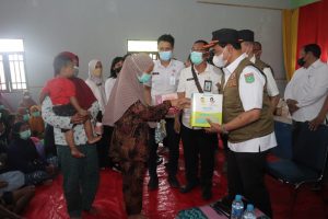 Respon Keluhan Pengungsi Banjir Rob di Satui, Bupati Zairullah Tawarkan Relokasi