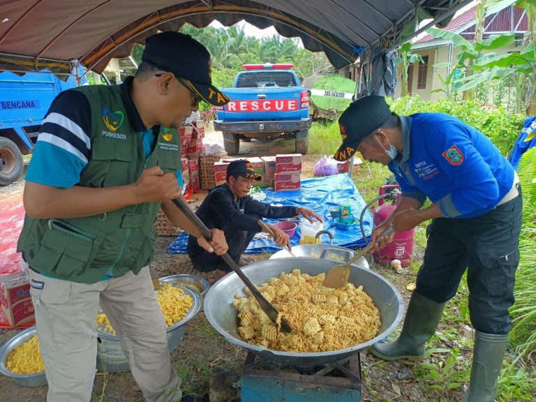 Dinsos Tanbu Siapkan Dapur Umum untuk Pengungsi Banjir Rob di Desa Satui