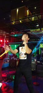 Tetap Patuhi Prokes, 3 Artis Ibukota Hibur Warga Surabaya di Cafe Prajurit