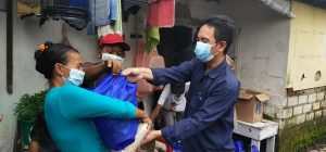 Warga Kolong Jembatan Tol Tambak Asri Terima Bantuan Paket Sembako