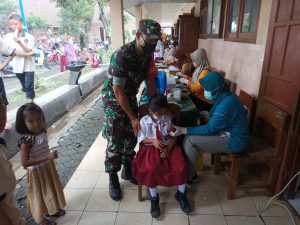 Gandeng Puskesmas, Koramil 16 Bareng Jombang Gelar Vaksin Sasaran Siswa Siswi SDN