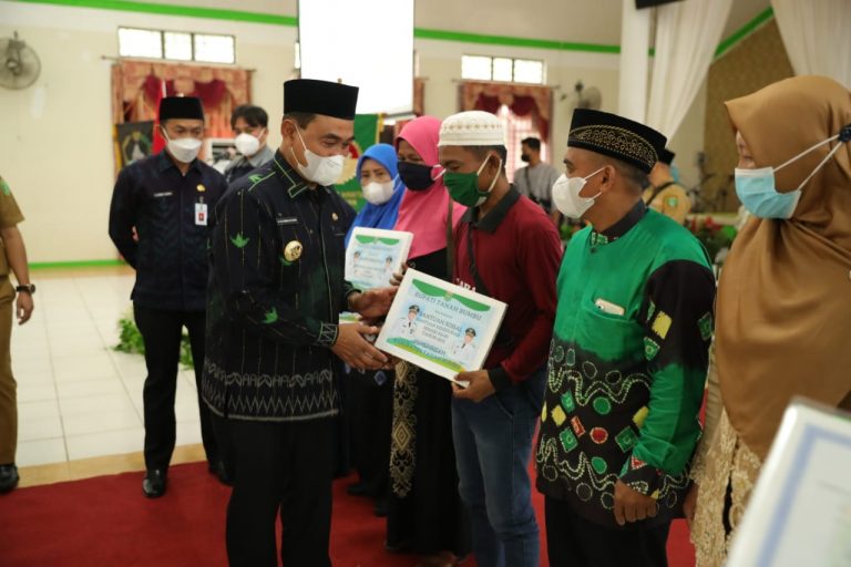 Bupati Zairullah Azhar Serahkan Bansos di Puncak Acara PHI Ke 93