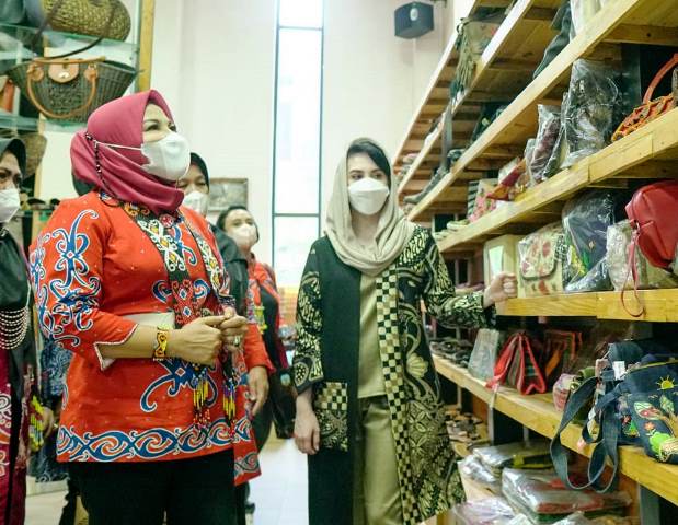 Terima Ketua Dekranasda Kaltara, Arumi Bachsin : 90 % KUKM Jatim Digerakkan Wanita