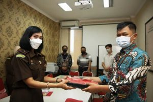 Gunakan Faktur Fiktif, Dua Tersangka Diserahkan ke Kejari Surabaya