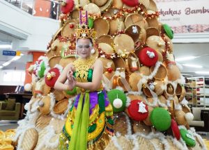 Sambut Natal, Perpustakaan UK Petra Hadirkan Pohon Natal Perkakas Bambu