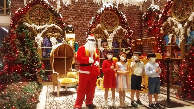 Christmas Tree Lighting Tanda Dimulainya Festival Akhir Tahun di DoubleTree by Hilton Surabaya