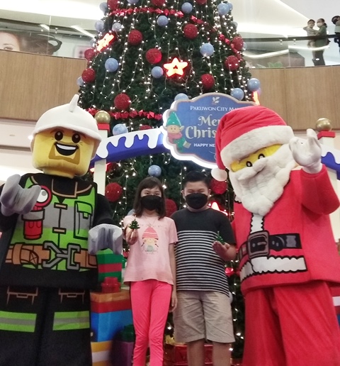 Lego Santa dan Lego Construction Man Sapa Pengunjung Pakuwon City Mall