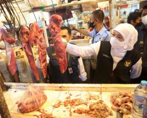 Pastikan Stok Bahan Pokok Aman, Jelang Nataru Gubernur Khofifah Sidak Pasar Tambakrejo