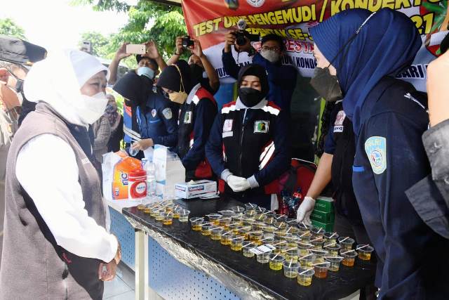 Gubernur Khofifah Apresiasi Langkah Presisi POLRI Tes Urine Sopir dan Kondektur Bus di Terminal Bus Purabaya