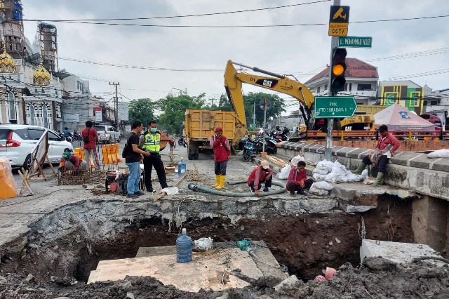 Cegah Genangan di Jalan Kedung Cowek, Pemkot Surabaya Bangun Saluran yang Terkoneksi ke Laut