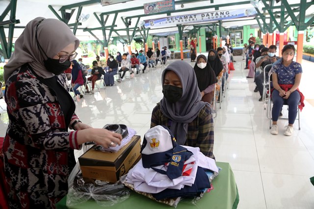 Pemkot Surabaya Mulai Bagikan Seragam dan Perlengkapan Sekolah Gratis bagi Pelajar MBR