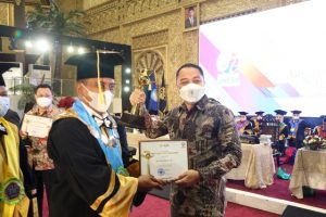 Pemkot Surabaya Terima Anugerah Widya Wiyata Dharma Samya di Dies Natalis ke-57 Unesa