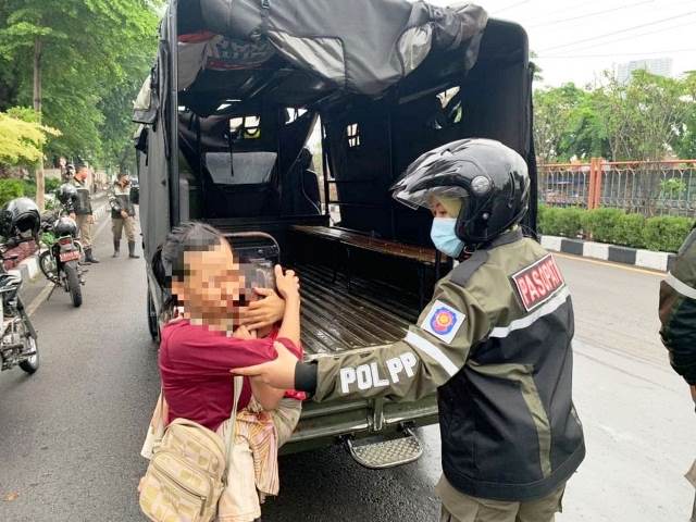 Tim Gabungan Satpol PP dan Linmas Surabaya Tertibkan Pengamen dan Pengemis di Traffic Light
