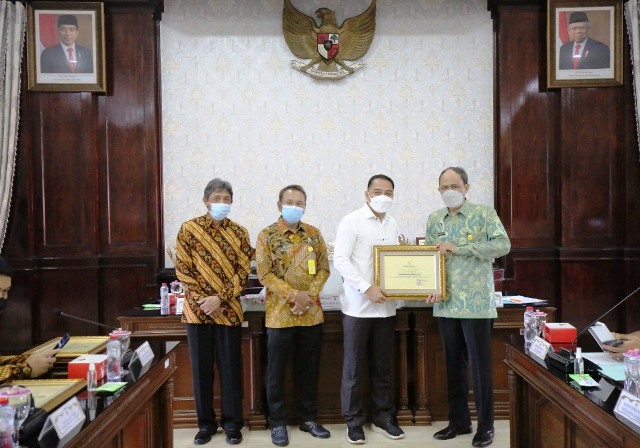 Selamatkan 3.249 Aset Pemkot Surabaya, Wali Kota Eri Beri Penghargaan BPN I dan II