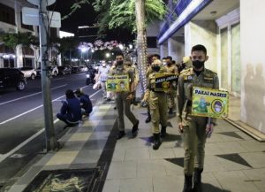 Cegah Varian Omicron, Praja IPDN Sosialisasikan Prokes Ketat di Tunjungan Romansa