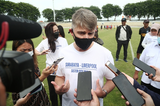 Tinjau Program Pengembangan Sepak Bola di Surabaya, Dubes Inggris: Ini Adalah Kesempatan Besar Bagi Pemain Muda