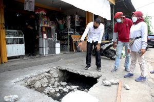 Antisipasi Genangan di Perkampungan, Wali Kota Eri Pantau Pembuatan Saluran Air