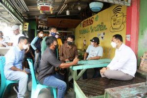 Cangkruk di Warkop, Wali Kota Eri Siap Bantu dan Berdayakan Nelayan Nambangan