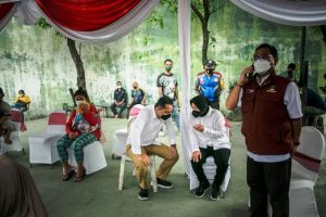 Risma Salurkan Bansos, Eri Cahyadi Gerak Cepat Siapkan Tempat hingga Fasilitas Transportasi