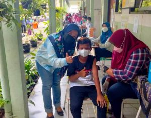 Tinjau Vaksinasi Siswa SD, DPRD Surabaya Minta Ortu Awasi Putra-putrinya soal KIPI