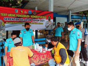 Jelang Nataru, Polres dan BNN Kabupaten Kediri Laksanakan Tes Urine Sopir di Terminal Pare
