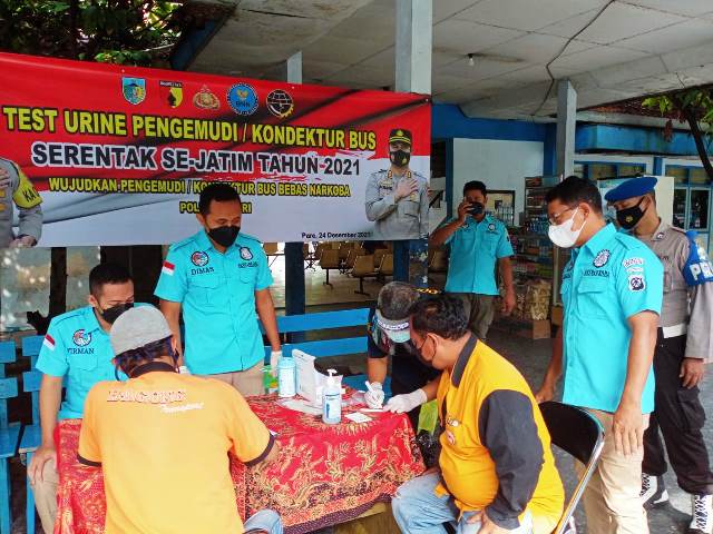 Jelang Nataru, Polres dan BNN Kabupaten Kediri Laksanakan Tes Urine Sopir di Terminal Pare