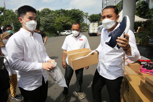 Pemkot Surabaya Salurkan Ribuan Sepatu Ke Petugas Kebersihan dan Korban Erupsi Gunung Semeru