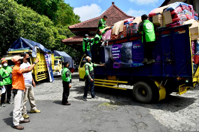 GoTo dan YABB Salurkan Bantuan Kemanusiaan Untuk Korban Erupsi Gunung Semeru