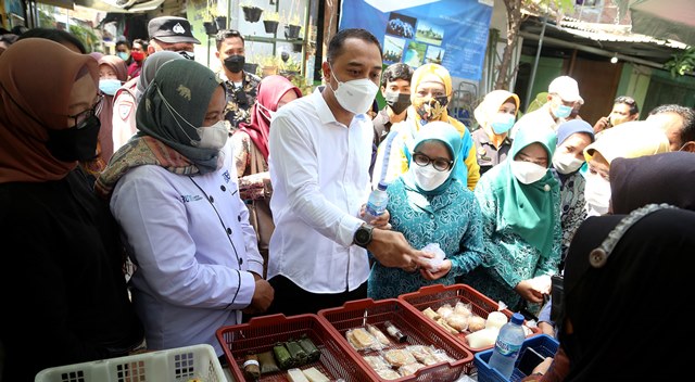 Sejahterakan UMKM, Wali Kota Eri Tata Kampung Kue di Rungkut Lor Surabaya