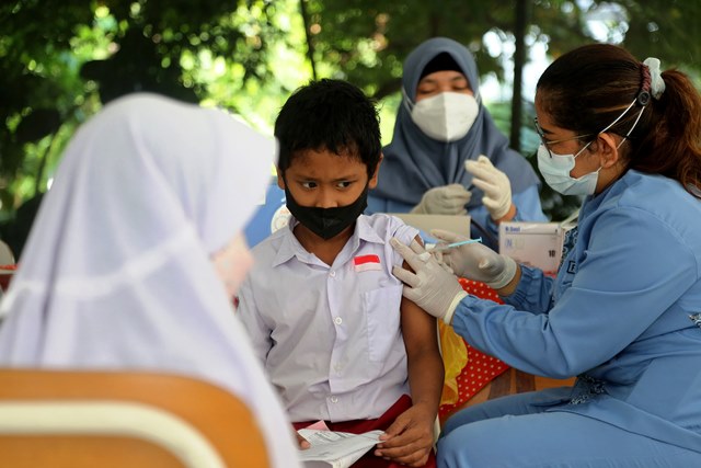 Para Orang Tua di Surabaya Antusias Antarkan Anaknya Vaksin