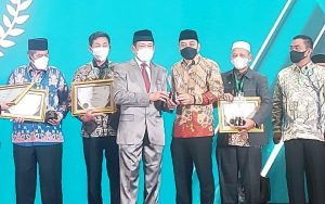 Jihad Melawan Kemiskinan, Cak Eri Terima BAZNAS Award 2022