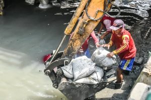 Cegah Banjir di Kawasan Perkampungan, Pemkot Lakukan Pengerukan di Sungai Srikana