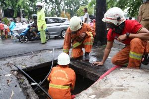Dinas Pemadam Ikut Ambil Peran Atasi Genangan di Surabaya