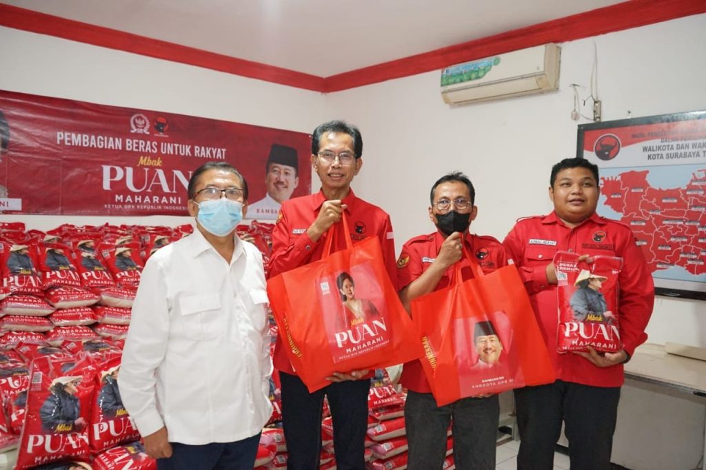 Bambang DH dan Kader-Kader PDIP Surabaya Salurkan Beras “Mbak Puan” pada Warga Masyarakat