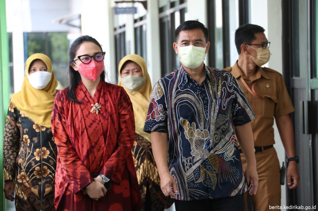 Ketua PKK Kabupaten Kediri Tinjau Fasilitas Gedung STIKES di Pare